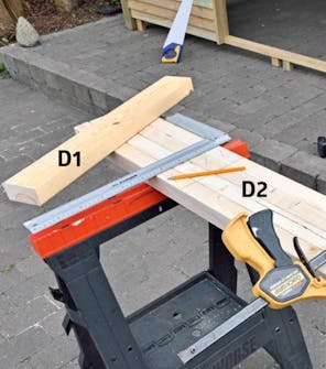 Lodräta delarna till dörr i förråd spänns samman Lodräta delarna till dubbeldörr i förråd spänns samman